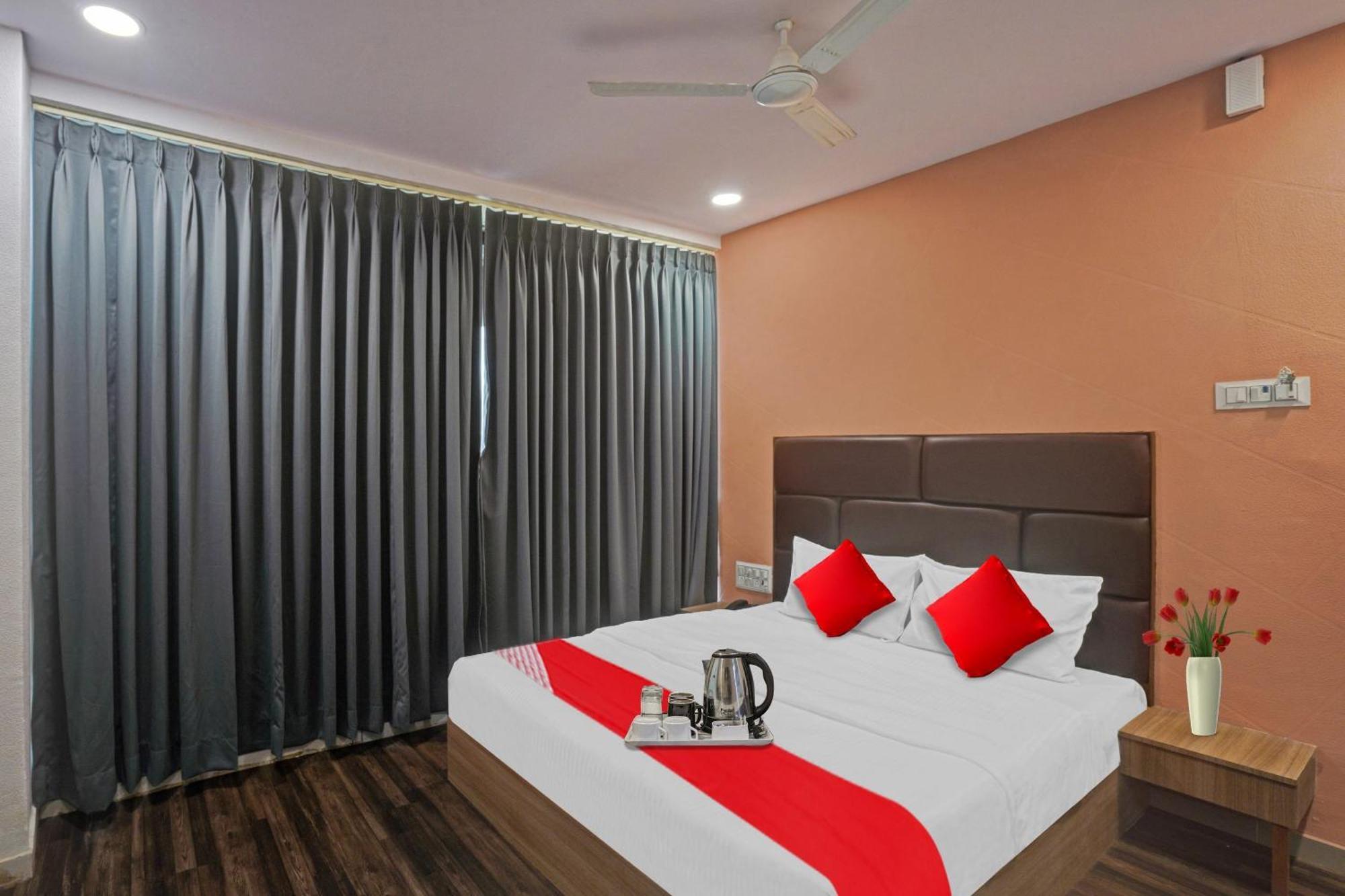 Hotel O Infinity Surate Extérieur photo